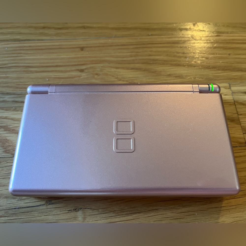Nintendo DS Lite in Metallic Rose / Pearl Pink